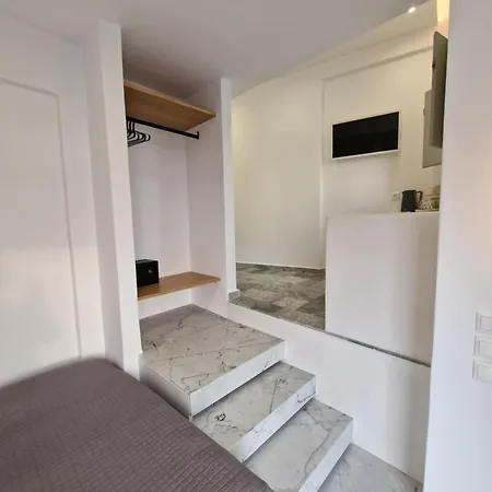 Smaro Aparthotel 3*